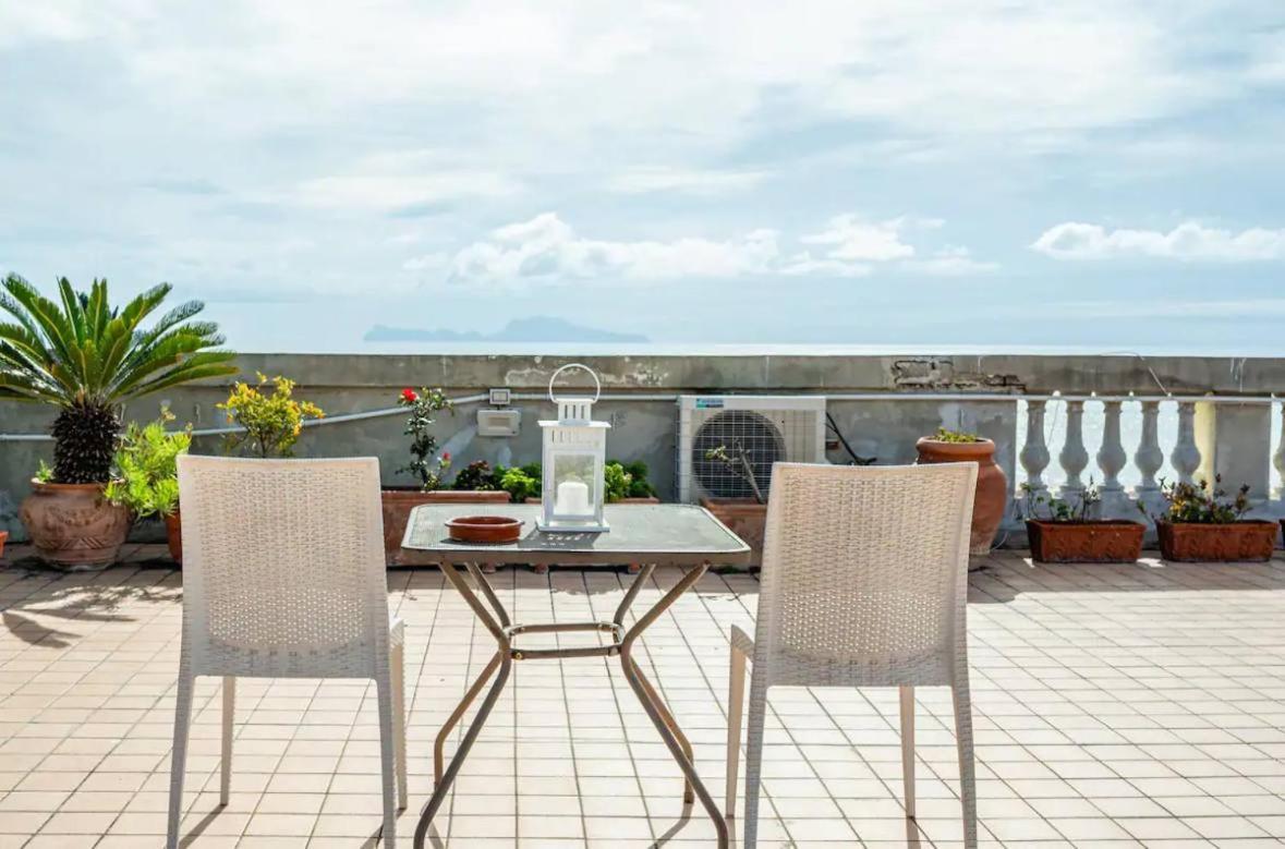 Rooftop In Front Of The Castle เนเปิลส์ ภายนอก รูปภาพ