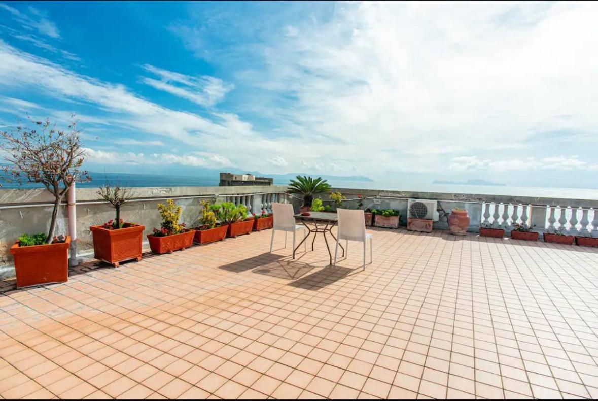Rooftop In Front Of The Castle เนเปิลส์ ภายนอก รูปภาพ